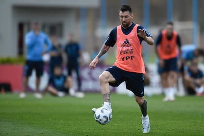 Lionel Messi en una práctica en Ezeiza con miras a los encuentros con Paraguay, de este jueves en Buenos Aires, y Perú, del martes en Lima, por la eliminatoria sudamericana para el Mundial de 2026.