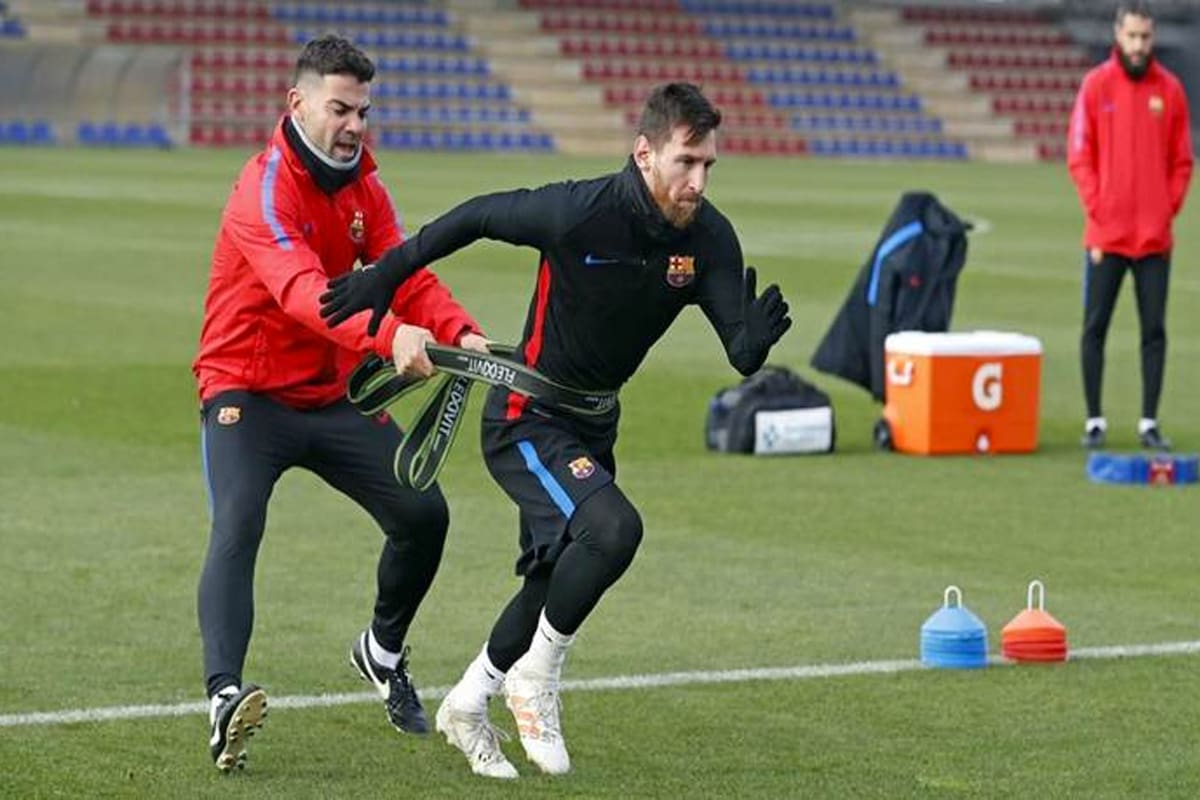 Lionel Messi en uno de los entrenamientos con banda elástica