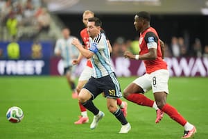 Messi hizo todo: falló un penal, dibujó un golazo y se transformó en el mayor goleador de los mundiales
