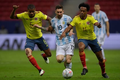 Lionel Messi enfrenta a Wilmar Barrios y a Juan Cuadrado en el cotejo que Argentina y Colombia jugaron las semifinales de la Copa América 2021; ahora podrían cruzarse en febrero próximo en Córdoba