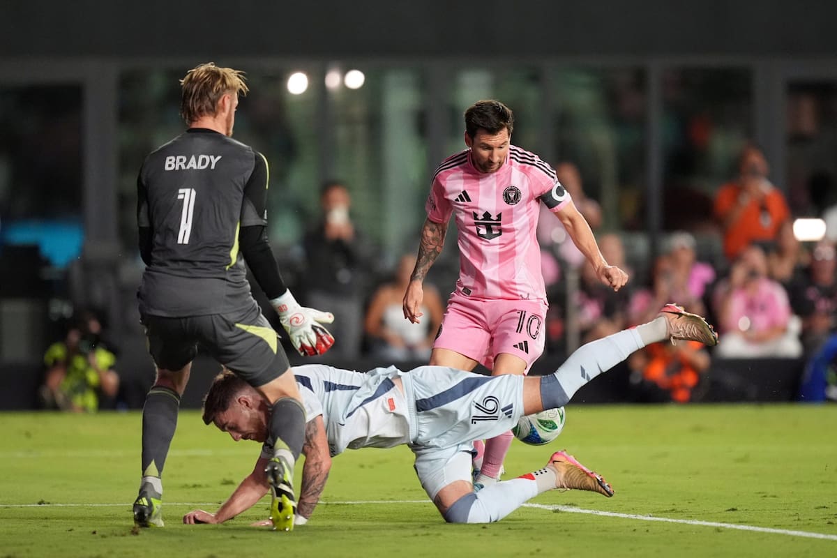 Lionel Messi, entre Chris Brady y Joel Waterman