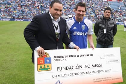 Lionel Messi entrega un cheque de su fundación, en una imagen de archivo.