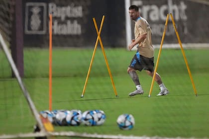 Lionel Messi entrena con la selección de Argentina en el complejo de Inter Miami el lunes 7 de octubre de 2024 en Fort Lauderdale, Florida. (AP Foto/Jim Rassol)