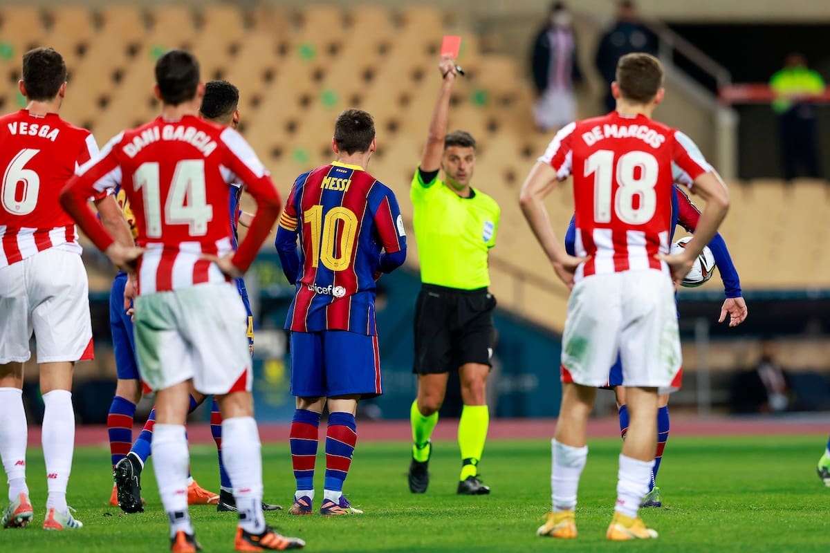 Lionel Messi es expulsado por el árbitro Jesús Gil Manzano durante la final de la Supercopa de España entre el Barcelona y el Athletic Bilbao.