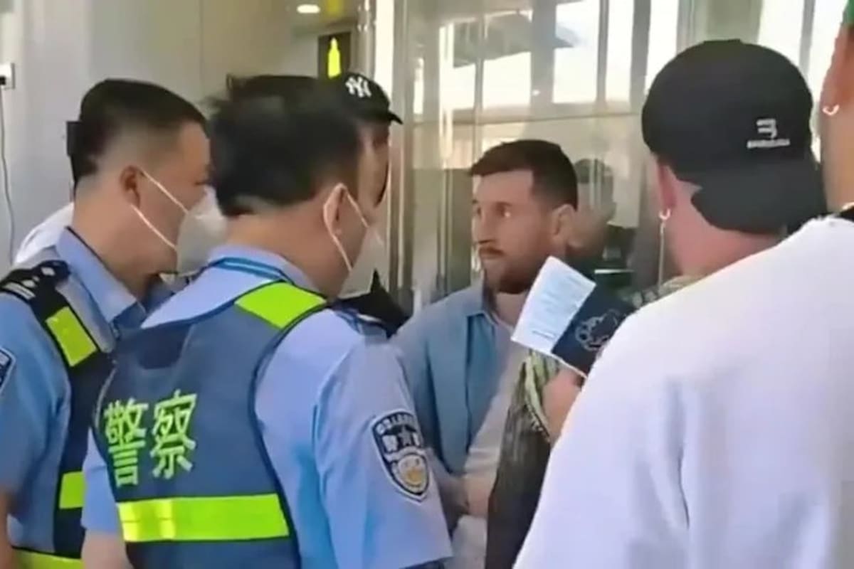 Lionel Messi es indagado por autoridares migratorias chinas por una confusión con su pasaporte; de espaldas, con gorra, está Rodrigo De Paul