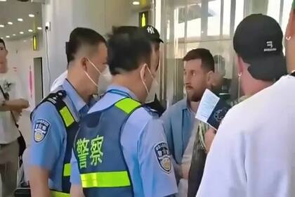 Lionel Messi es indagado por autoridares migratorias chinas por una confusión con su pasaporte; de espaldas, con gorra, está Rodrigo De Paul