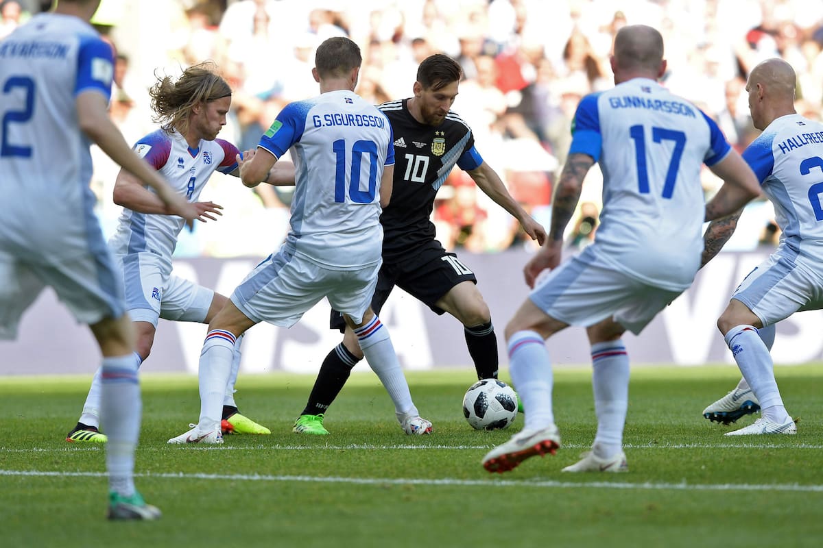 Lionel Messi es marcado por cuatro jugadores de Islandia y uno otro quinto mira desde lejos