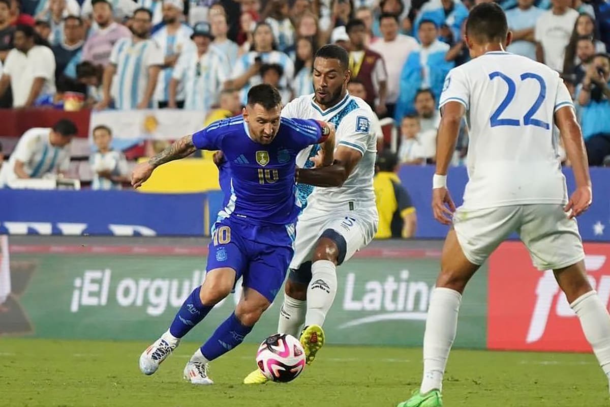 Lionel Messi escapa de Marco Domínguez y lo espera Jonathan Franco González en un arranque furioso del rosarino