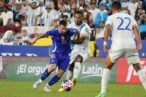 Lionel Messi escapa de Marco Domínguez y lo espera Jonathan Franco González en un arranque furioso del rosarino