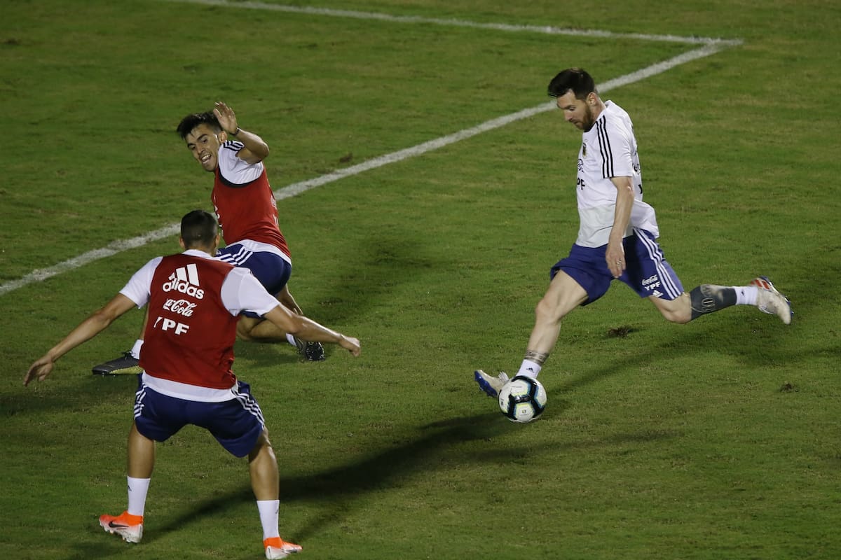 Lionel Messi está por rematar en uno de los ensayos del equipo argentino en el estadio de Victoria.