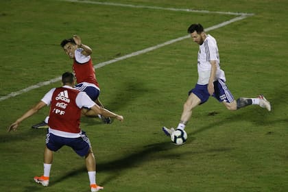 Lionel Messi está por rematar en uno de los ensayos del equipo argentino en el estadio de Victoria.