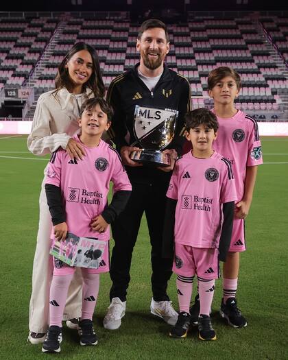 Lionel Messi estuvo acompañado por su familia en el recibimiento de este premio