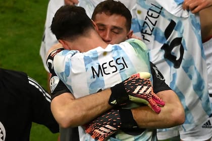 Lionel Messi felicita a Emiliano Martínez luego de vencer a Colombia durante la tanda de penales del partido que disputaron por Copa América 2021