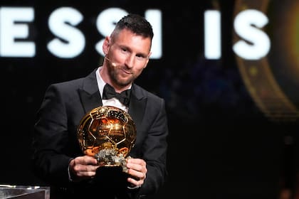 Lionel Messi, feliz, con el Balón de Oro