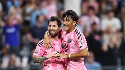 Lionel Messi festeja con Alexander Shaw su cuarto gol