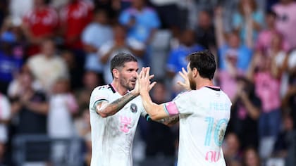 Lionel Messi festeja con Rodrigo de Paul, a quien asistió en el segundo tanto