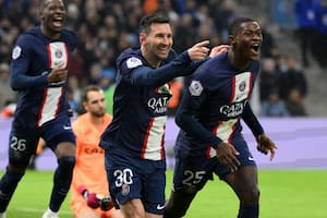 Lionel Messi festeja con su gol, el segundo de PSG, junto a Nuno Mendes; en el Velodrome todo fue para el argentino y para Kylian Mbappé
