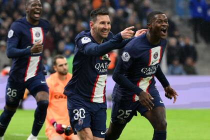 Lionel Messi festeja con su gol, el segundo de PSG, junto a Nuno Mendes; en el Velodrome todo fue para el argentino y para Kylian Mbappé