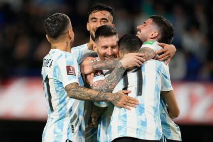 Lionel Messi festeja con sus compañeros de la selección un gol en las últimas eliminatorias