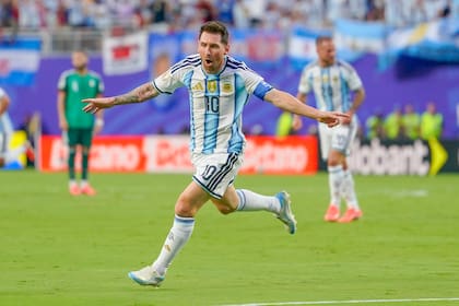 Lionel Messi festeja el tanto que abrió el marcador frente a Argelia; luego, anotó dos más