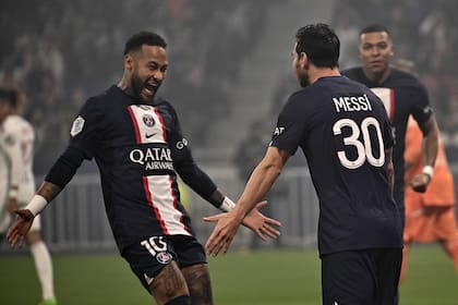 Lionel Messi festeja la apertura del marcador junto a Neymar durante el partido que disputan Olympique Lyonnais y Paris Saint-Germain.