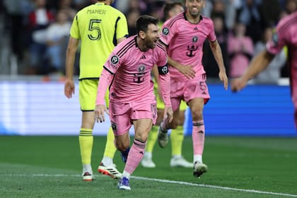 Lionel Messi festeja su bonito gol, que marcó el 1-2 parcial de Inter Miami frente a Nashville; su compañero Sergio Busquets (atrás) se suma al festejo