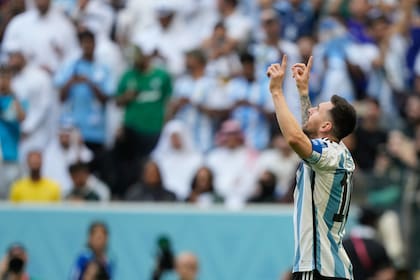 Lionel Messi festeja su gol contra Arabia Saudita; hoy, contra México, tendrá la oportunidad de desquitarse de aquella derrota