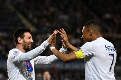 Lionel Messi festeja su gol durante el partido que disputan Estrasburgo y París Saint-Germain