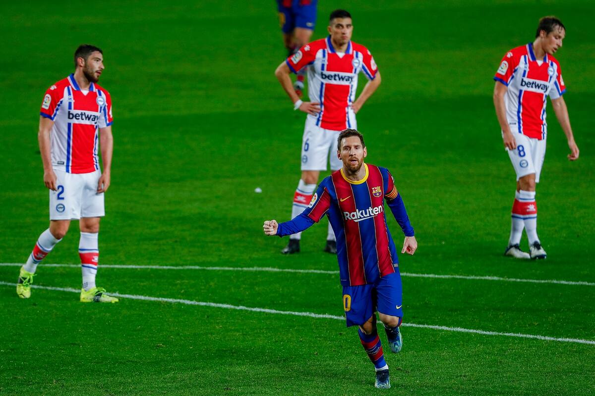 Lionel Messi festeja su gol durante el partido que disputan el Barcelona y el Alavés.