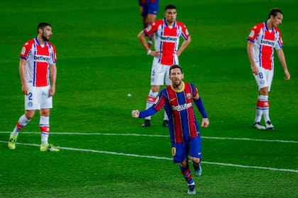 Lionel Messi festeja su gol durante el partido que disputan el Barcelona y el Alavés.