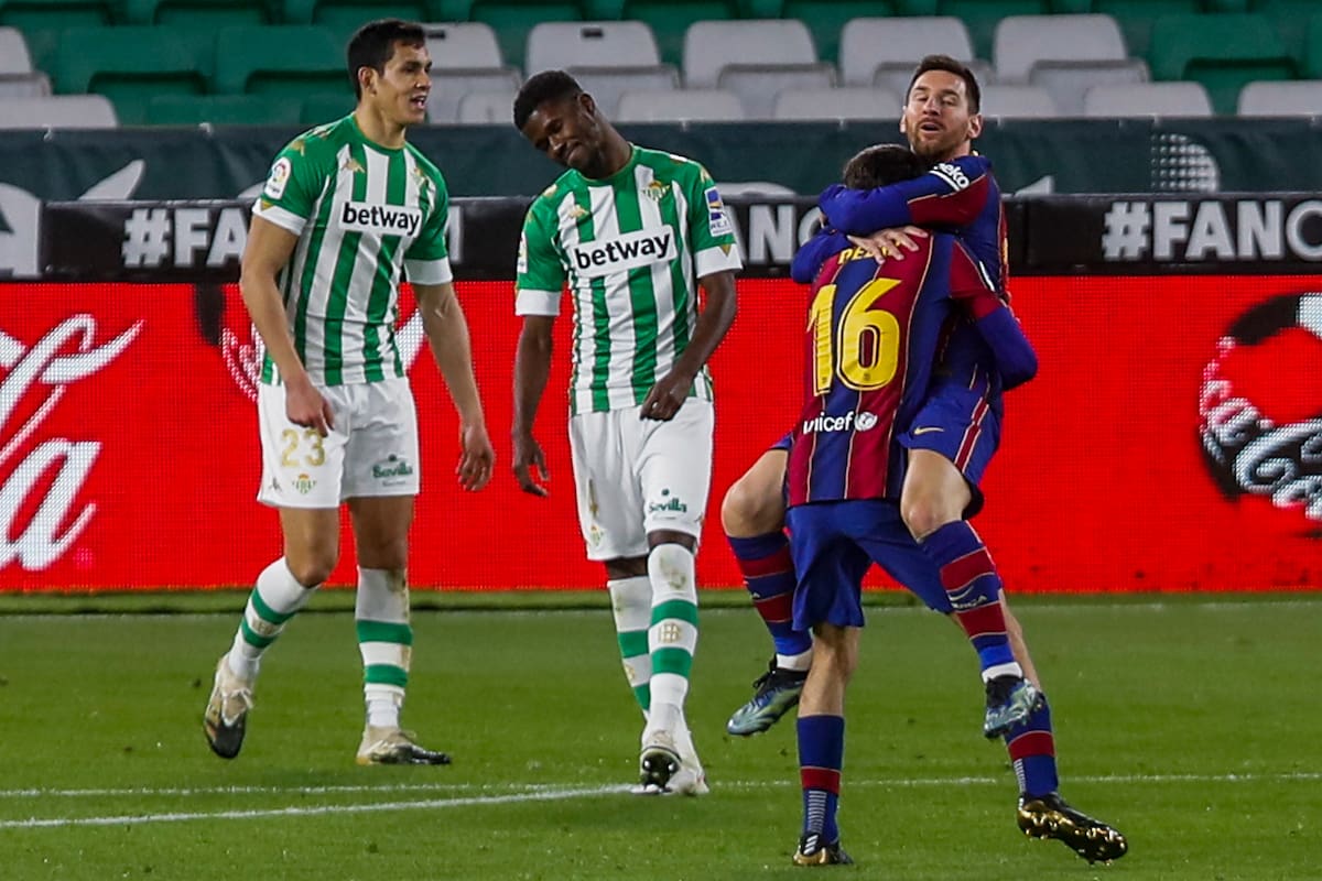 Lionel Messi festeja su gol junto a Pedri durante el partido que disputan el Betis y el FC Barcelona.