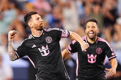 Lionel Messi festeja su golazo en la victoria de Inter Miami sobre Kansas City por la Major League Soccer; se alegra Jordi Alba.