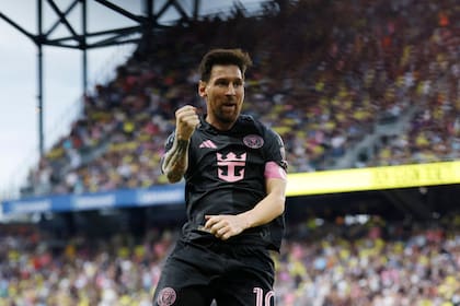 Lionel Messi festeja su primera obra, con la que abrió el tanteador: control de pecho en el aire, control de zurda sin pique previo, gambeta y zurdazo.