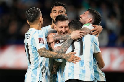 Lionel Messi festeja un gol con sus compañeros de la selección