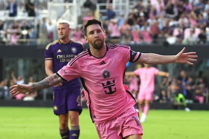 Lionel Messi festeja uno de sus goles en el amplio triunfo de Inter Miami frente a Orlando City, en el Clásico del Sol de la MLS estadounidense