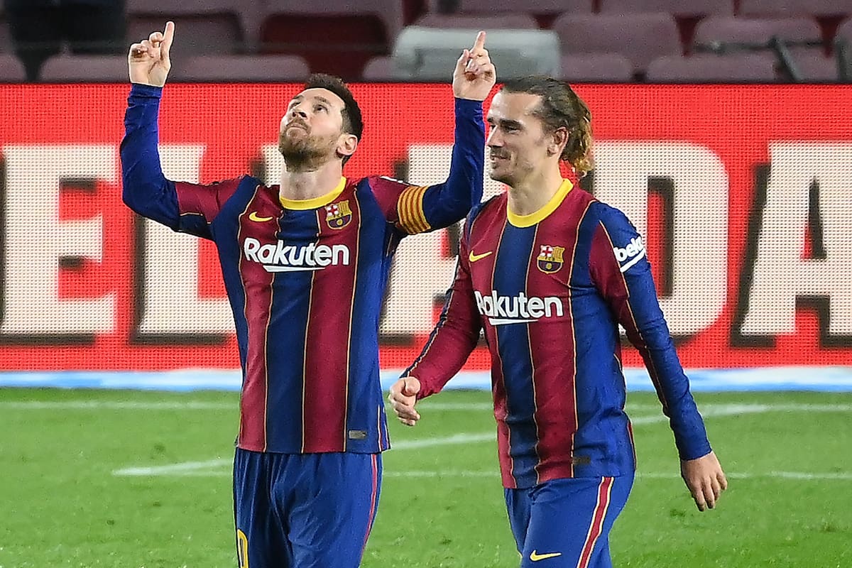 Lionel Messi festeja uno de sus goles junto a su compañero de equipo, Antoine Griezmann.