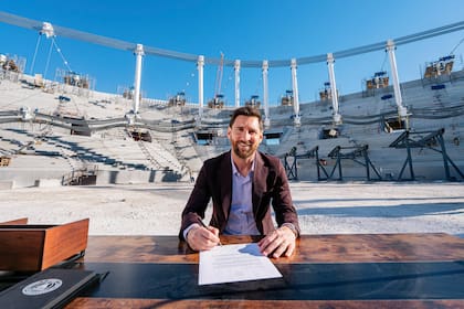 Lionel Messi firma la extensión de su contrato en Miami Freedom Park, el próximo estadio de Inter Miami, que será inaugurado en abril de 2026.