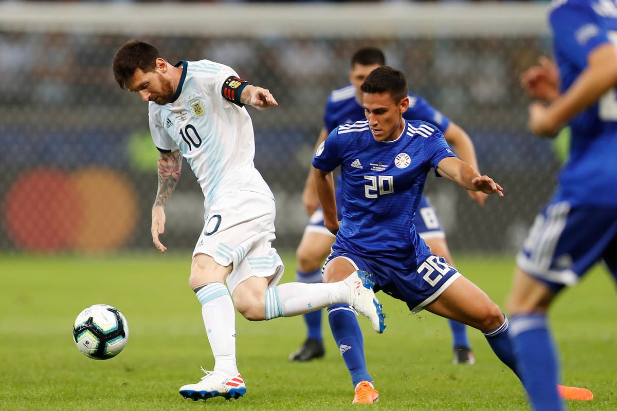 Lionel Messi frente Paraguay en la Copa América de Brasil