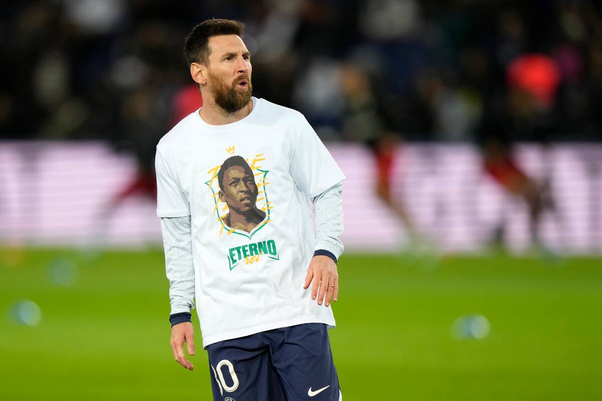 Lionel Messi fue cálidamente recibido por los hinchas de PSG en su regreso al club tras ganar el Mundial de Qatar