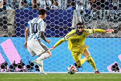 Lionel Messi fue el autor de los tres goles convertidos por la selección argentina en el debut frente a Argelia (Foto: ROBERTO SCHMIDT / AFP)
