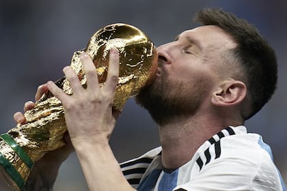 Lionel Messi fue el último capitán en levantar una Copa del Mundo; si bien aún no oficializó que estará en 2026, todo indica que sí lo hará