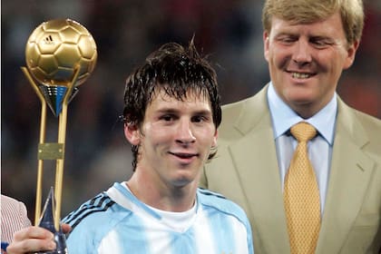 Lionel Messi fue campeón mundial sub 20 en Holanda 2005 y recibió del entonces príncipe Guillermo el Botín de Oro; 18 años después, frente a Paraguay, jugó por vez número 200 con una camiseta argentina