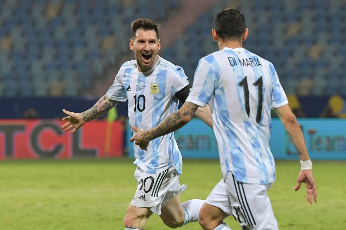 Lionel Messi grita con ganas y con Di María: el 10 fue la figura del triunfo argentino ante Ecuador.