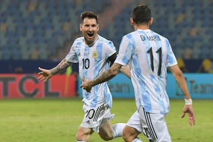 Lionel Messi grita con ganas y con Di María: el 10 fue la figura del triunfo argentino ante Ecuador.