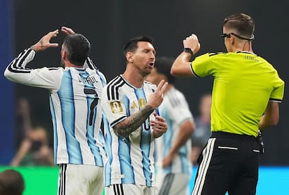 Lionel Messi habla con el árbitro durante el partido de octavos de final