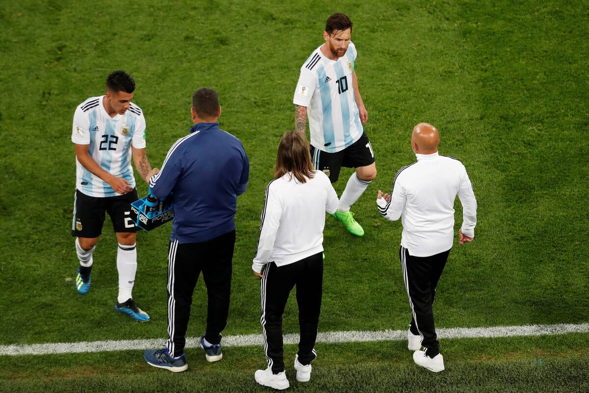 Lionel Messi habla con Jorge Sampaoli