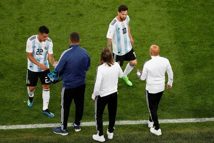 Lionel Messi habla con Jorge Sampaoli