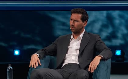 Lionel Messi habla en el American Business Forum.