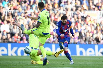 Lionel Messi intenta un remate al arco durante el partido ante Getafe, por la Liga de España.