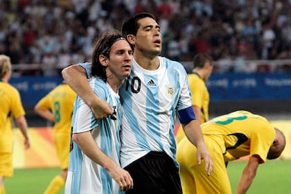 Lionel Messi jugó con Juan Román Riquelme en la selección argentina y participará de su partido